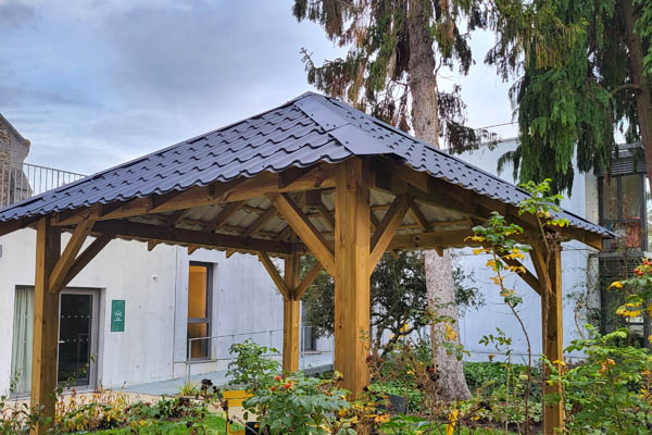 La pergola du jardin de la Maison de Nicodème s’est refait une beauté !