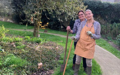 Les bénévoles s’activent dans le jardin !