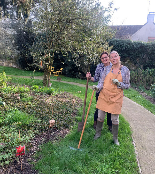 Les bénévoles s’activent dans le jardin !